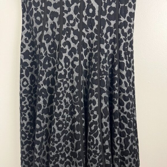 Gabby Skye Black & White Leopard Pattern Sleeveless Dress - Picture 4 of 11